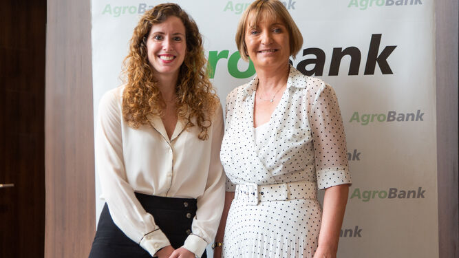 Ángela Fuentes, directora de Tesorería de Azucarera y María Jesús Catalá, directora territorial de CaixaBank en Andalucía Occidental.
