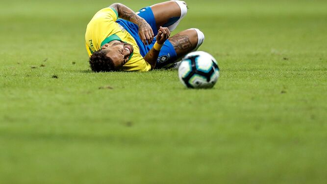 Neymar tras sufrir la lesión.