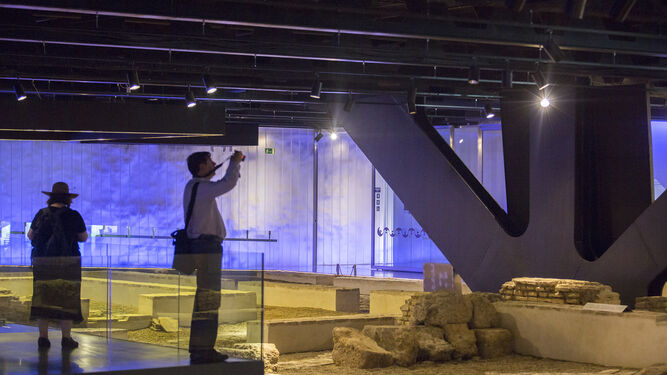 Un turista realiza fotografías a los restos que se pueden contemplar en el Antiquarium.