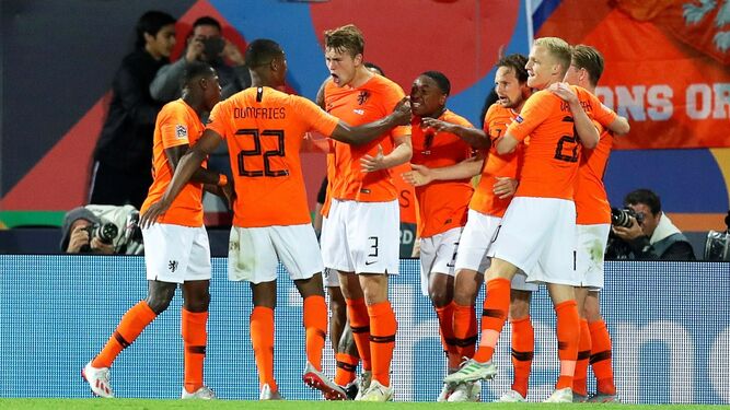 Promes festeja un gol de Holanda en la semifinal con Inglaterra.