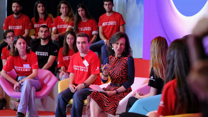 La presidenta del Banco Santander, Ana Botín, entrevista a becarios de Universia.