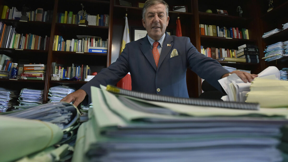 José Ignacio Bidón y Vigil de Quiñones en su despacho
