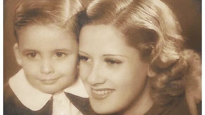 Foto de Chicho a los tres años con su madre, Pepita Serrador.
