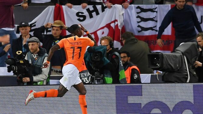 Promes celebra uno de los goles de Holanda en la prórroga.