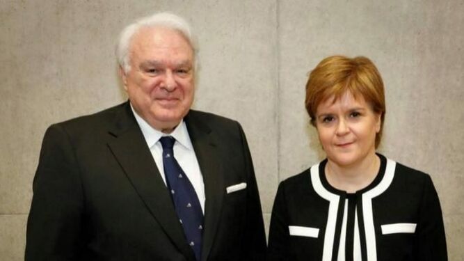 El cónsul en Edimburgo, Miguel Ángel Vecino, y la primera ministra escocesa, Nicole Sturgeon, en una imagen reciente.