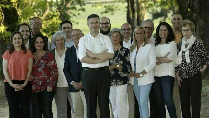 El candidato del PP en Valencina (en el centro, de blanco), con su candidatura.