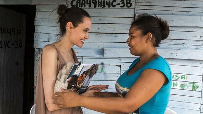 Angelina Jolie con una de las venezolana refugiadas en Colombia