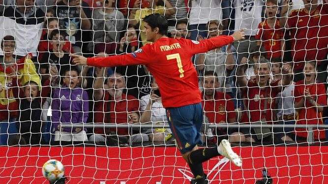 &Aacute;lvaro Morata celebra su tanto de penalti ante Suecia  en la fase de clasificaci&oacute;n para la Eurocopa 2020.