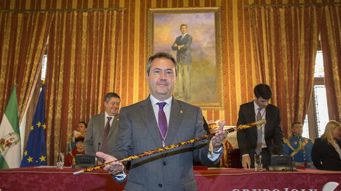 Juan Espadas, tras tomar el bastón de alcalde en 2015.