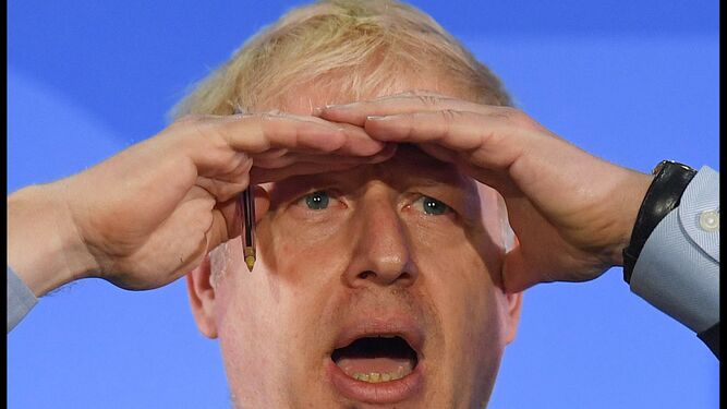 Boris Johnson usa las manos como visera en el inicio de su campaña para suceder a Theresa May.
