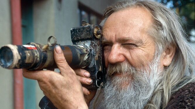 El fotógrafo Miroslav Tichý (1926-2011).