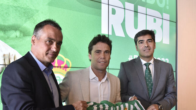 Alexis, Tubi y Ángel Haro en al presentación del nuevo técnico del Betis.