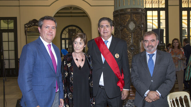El alcalde Juan Espadas, la presidenta de la abogacía española Victoria Ortega, José Joaquín Gallardo y su sucesor Óscar Cisneros
