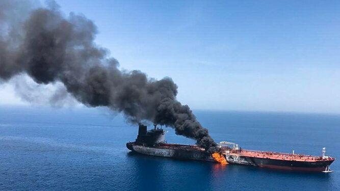 El petrolero noruego 'Front Altair' en llamas tras el ataque cometido presuntamente por Irán en el golfo de Omán.