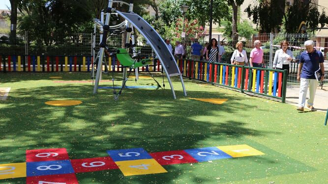 El Ayuntamiento de Sevilla instala un parque infantil accesible en la Barriada de la Dársena de Triana