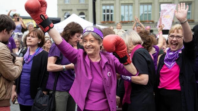 Margret Kiener Nellen, miembro del Consejo Nacional Suizo, se enfunda unos guantes durante la huelga.