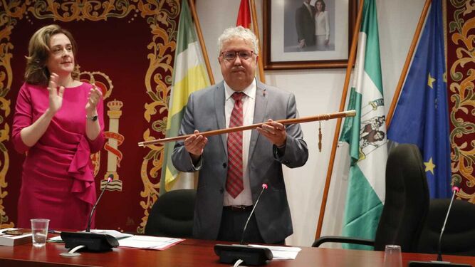 El reelegido alcalde de Bormujos, Francisco Molina Haro (PSOE), con el bastón de mando, este sábado.