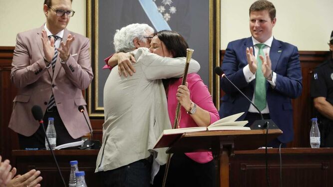 La ya alcaldesa socialista de Espartinas, Cristina Los Arcos, abraza al candidato de Adelante, José María Calado, tras ser investida.