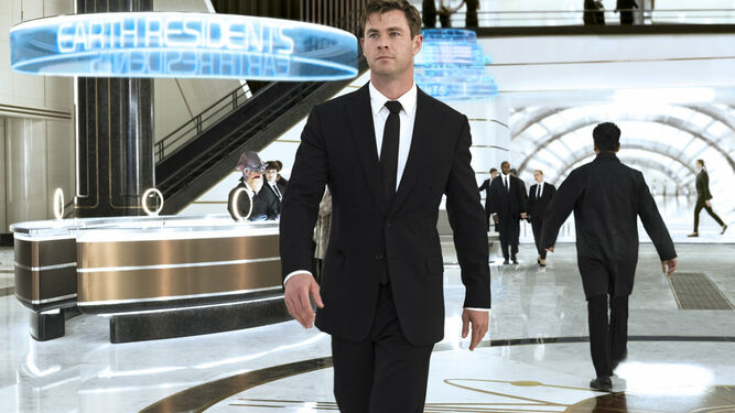Chris Hemsworth revive a los Men In Black.