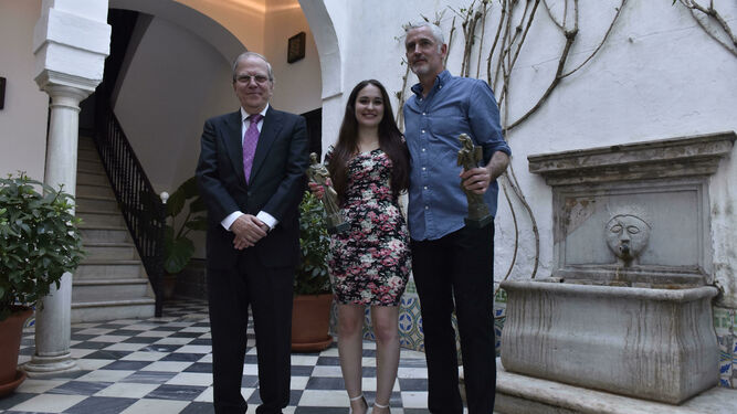 Los ganadores de esta edición del Ateneo de Novela, con Alberto Máximo Pérez Calero.
