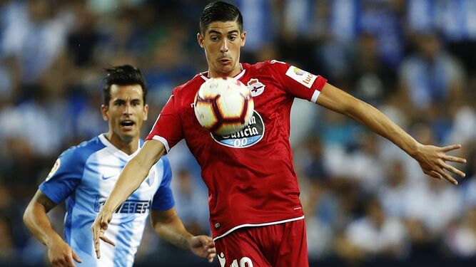 Carlos Fernández controla el balón durante el Málaga-Deportivo (0-1).