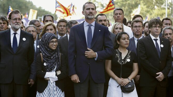 El Rey, el 26 de agosto de 2018 en la marcha tras los atentados en Barcelona y Cambrils; muy cerca de él, Puigdemont y detrás algunas esteladas.
