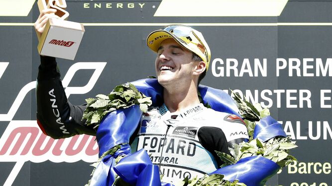 El piloto español de Moto3, Marcos Ramírez, celebra en el podio su victoria.