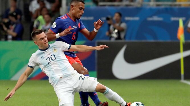 Lo Celso intenta detener a un jugador de Colombia durante el estreno en la Copa América.