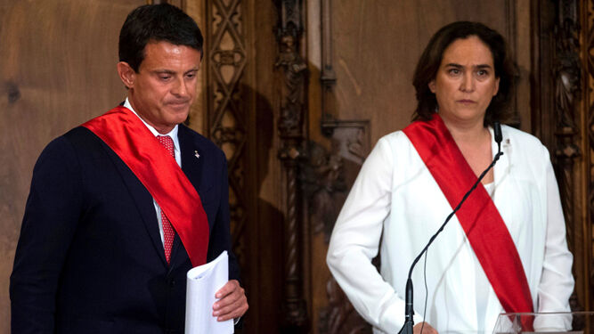 Manuel Valls, junto a Ada Colau, el pasado sábado durante la investidura de ésta como alcaldesa de Barcelona.