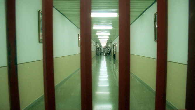 Imagen de archivo de uno de los pasillos de un centro penitenciario.