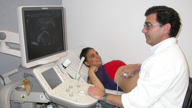 El doctor José Antonio Sáinz realiza una ecografía a una embarazada en el Hospital de Valme.