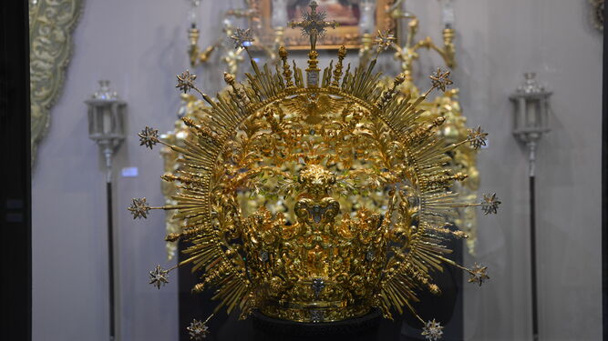 La corona de oro es una de las piezas importantes de la exposición de la Oliva.