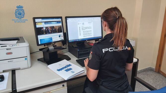 Una policía nacional trabaja ante un ordenador en la Operación Niño.