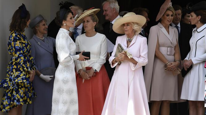 La Reina Letizia viste de Cherubina para una ceremonia con la reina de Inglaterra