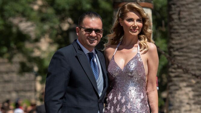 Aneta Milicevic, esposa de el ex-futbolista Pebja Mijatovic, llev&oacute; un look de escote anudado al cuello y lentejuelas en rosa y plata de Elisabetta Franchi.