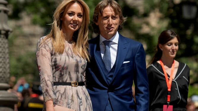 Vanja Bosnic, con su marido Luka Modric, escogi&oacute; un dise&ntilde;o de Dior, midi en tye-die con el nuevo cintur&oacute;n ic&oacute;nico de la firma.