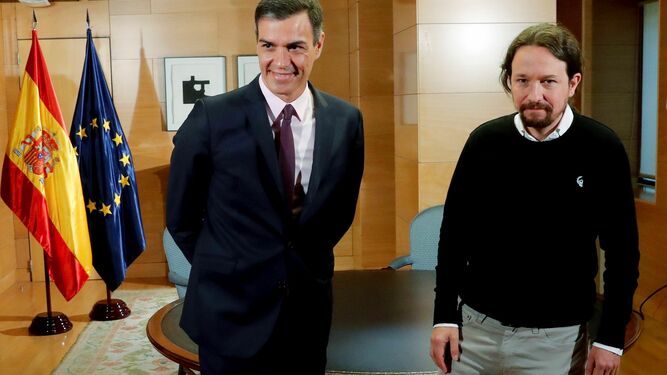 El presidente del Gobierno en funciones, Pedro Sánchez, y el líder de Podemos, Pablo Iglesias, durante la reunión que mantuvieron el 11 de junio en el Congreso.