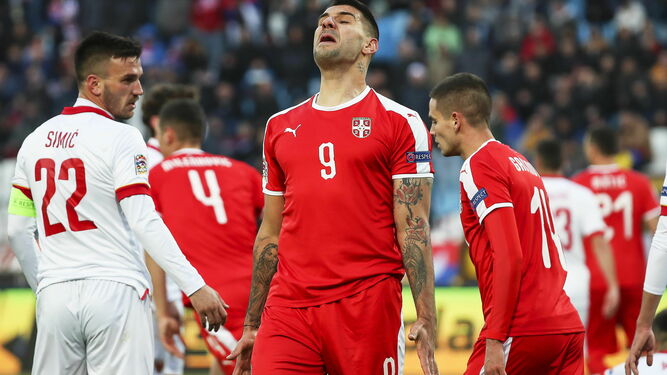 Mitrovic, en un partido con Serbia.