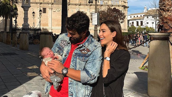 Rocío Osorno y Coco Robatto con su pequeño Jacobo junto a la Catedral de Sevilla, donde se casan este 29 de junio.