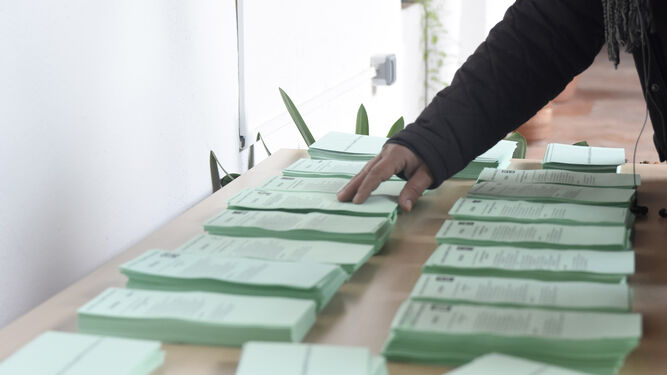 Un votante elige una papeleta en un colegio electoral de Andalucía el pasado 2 de diciembre.