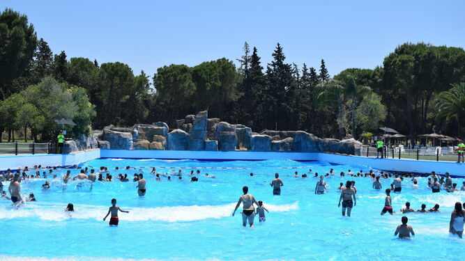 Gran piscina de olas de Aquopolis.