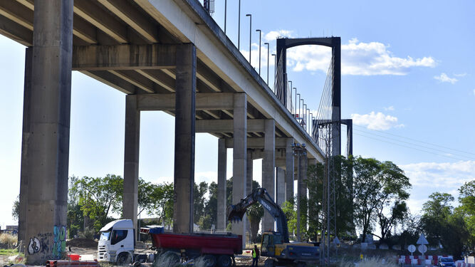El puente del Centenario tomado desde las obras del centro comercial Palmas Altas.