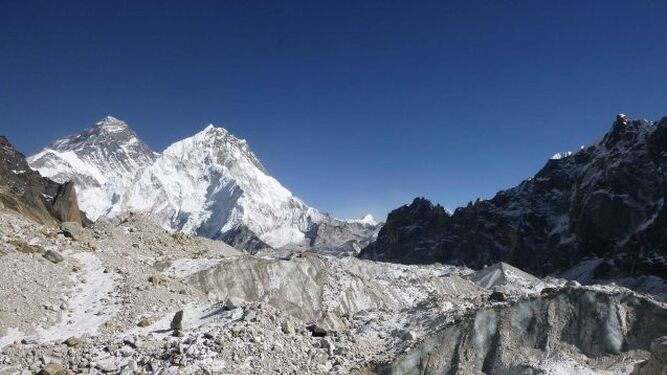 Imagen del glaciar Changri Nup del Himalaya sin hielo, en 2014