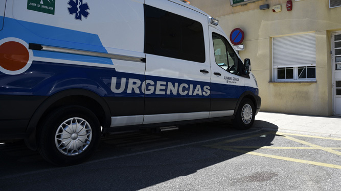 Una ambulancia en las urgencias de un centro hospitalario.