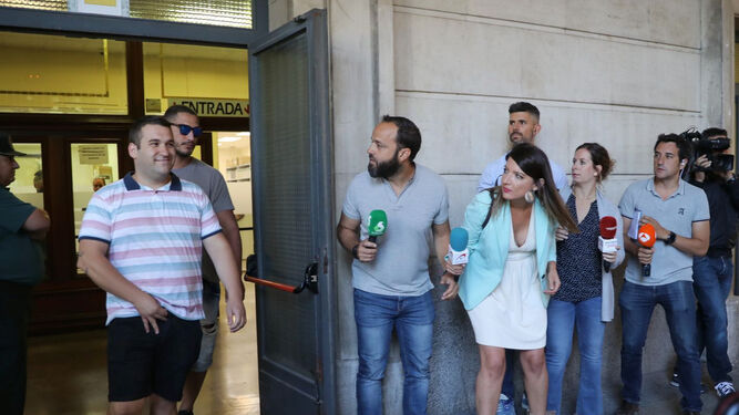 Los miembros de La Manada salen de los juzgados de Sevilla.