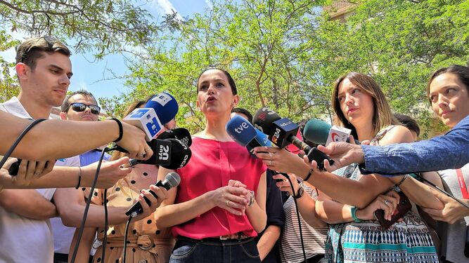 Inés Arrimadas atiende a los medios en Barcelona este domingo.