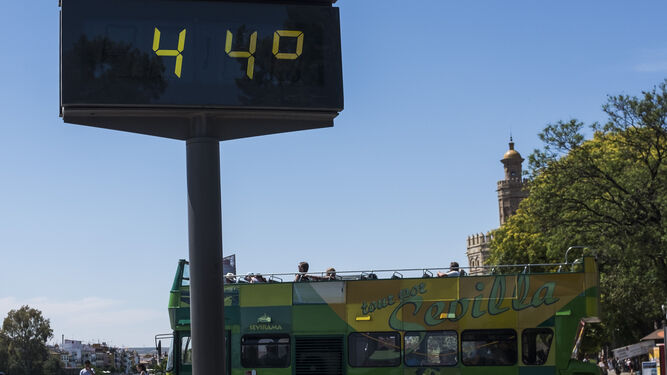 Un termómetro marca 44 grados en Sevilla.