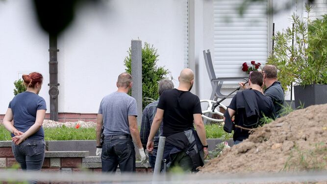La Policía investiga la escena del crimen donde fue asesinado el presidente del gobierno municipal de Kassel, Walter Lübcke, el pasado 17 de junio.