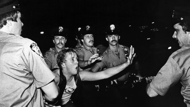 Un joven se enfrenta a la policía la noche de los disturbios de Stonewall Inn.