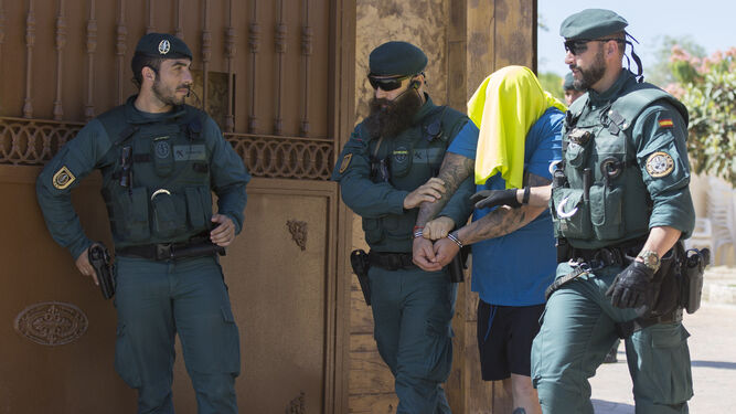 Tres guardias civiles sacan a Ginés de su casa de Coria del Río.